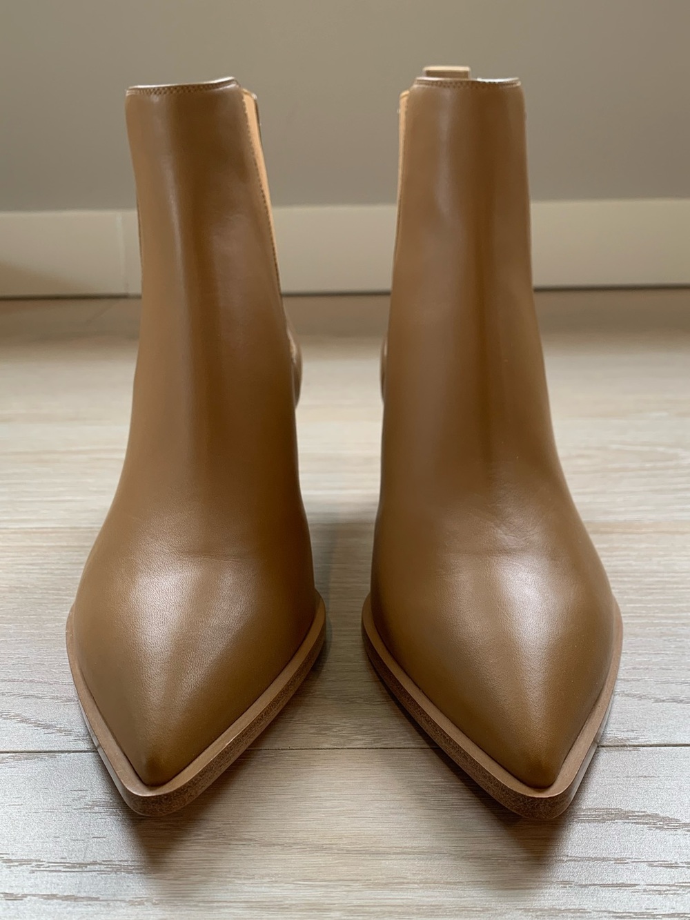 Gianvito Rossi Romney Pointed Toe Tan Chelsea Leather Ankle Boots NWT Size 40 IT - Picture 2 of 9